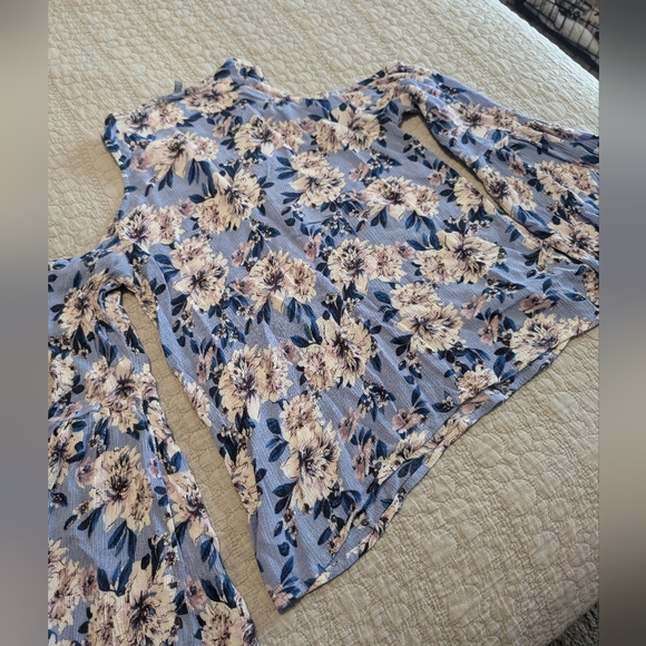 Women's open shoulder Charlotte Russe top XS - Picture 5 of 7